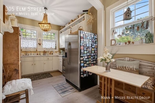 Building Photo - 305 Elm St