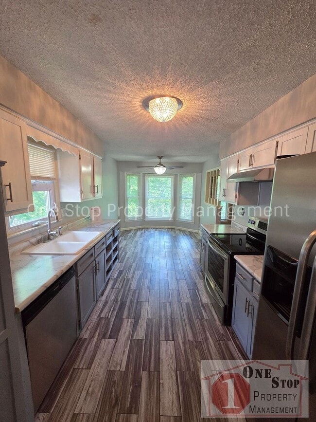 Building Photo - 4 Bedroom, 2.5 Bathroom Home in North Kansas City, Missouri
