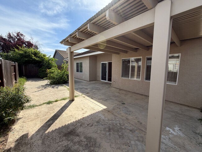 Building Photo - Lovely Three Bedroom Home