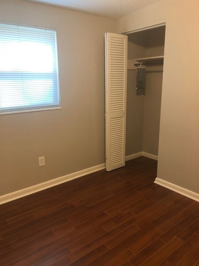 Building Photo - 4 Bedroom 2 Bath