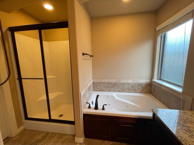 Building Photo - Stunning 3-Bedroom, 2-Bathroom Single Fami...