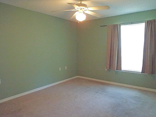 Building Photo - 2BR/1BA with Fenced Yard – Lawn Care Inclu...
