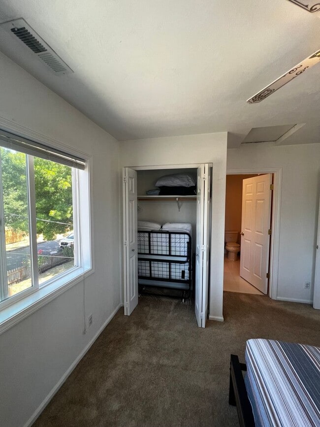 Building Photo - 4-Bedroom 3-Bathroom house with attached 1 bedroom apartment