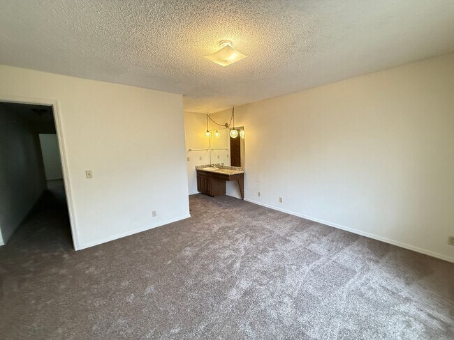 Building Photo - Three bedroom Duplex, Fenced Yard, Union School District