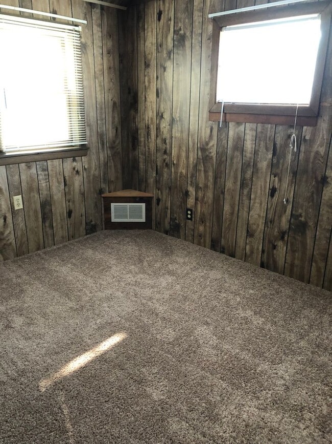 Building Photo - 2 bedroom home