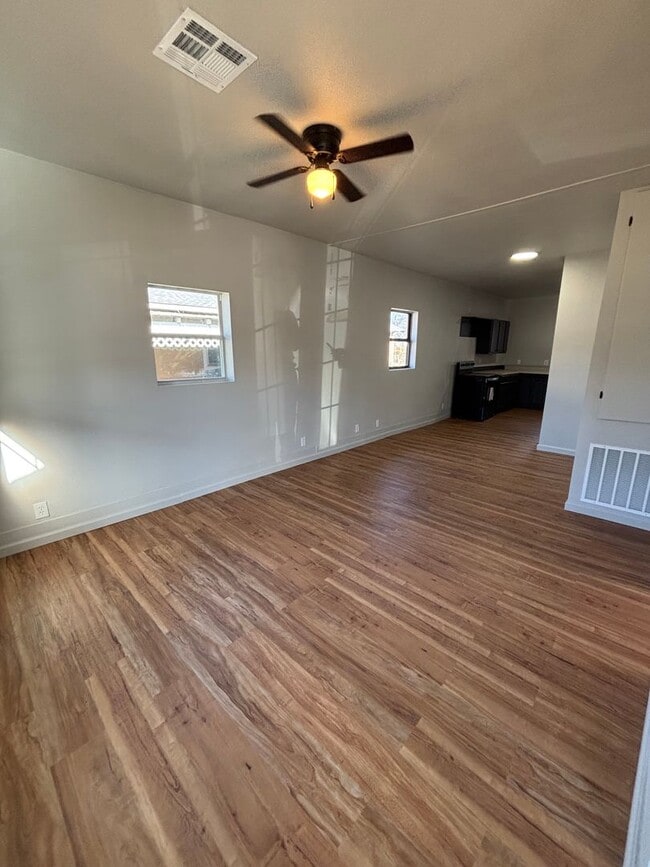 Building Photo - Newly Renovated 2 Bedroom