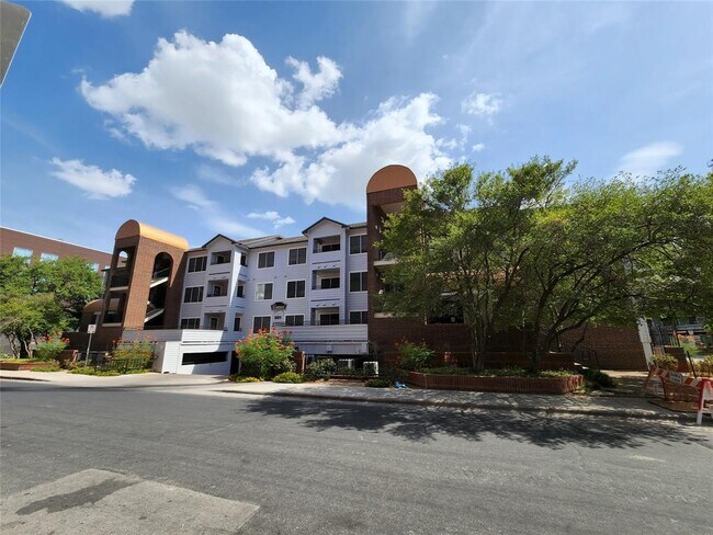 Building Photo - 501 W 26th St