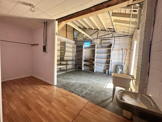 Building Photo - 1302 N Raguet St