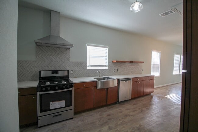 Building Photo - Downtown 3 bedroom 2 bath gorgeous remodel