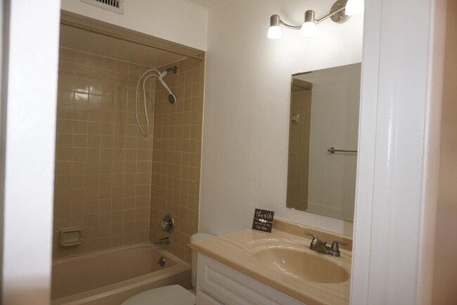 Building Photo - 2 Bedroom, 2 full bath Townhouse Near NAS Jax
