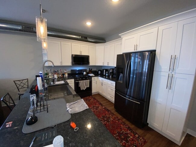 Building Photo - Stunning sunsets on private balcony 2 bed 2 bath in Longfellow!