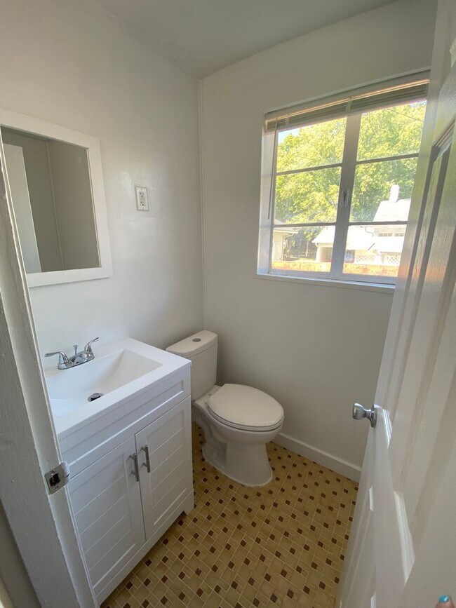 Building Photo - 2 bedroom 1 bath house