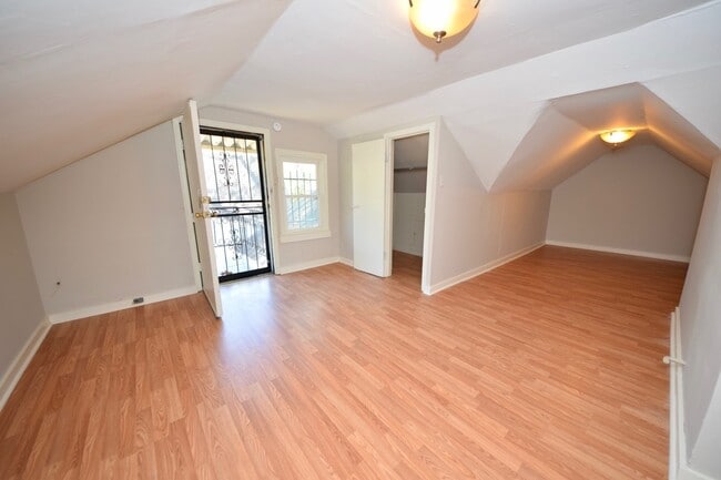 Building Photo - 1 Bedroom, 1 Bathroom Upstairs apartment n...
