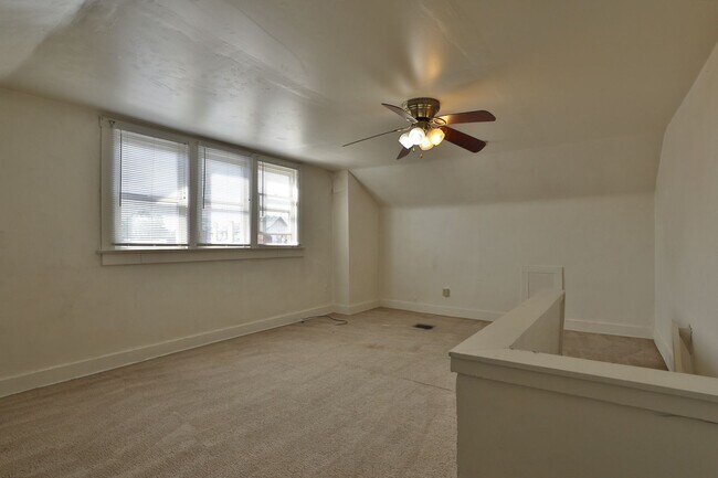 Building Photo - Central Campus - LARGE 4 Bedroom House with off-street parking