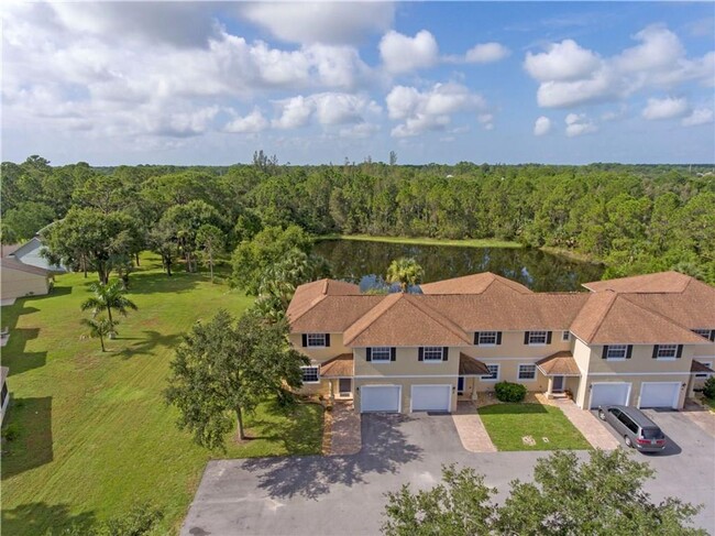 Building Photo - 3 Bedroom 2 Bath Lakefront Townhouse