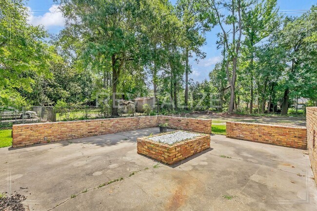 Building Photo - Newly Renovated 3 Bed / 2.5 Bath with Doub...
