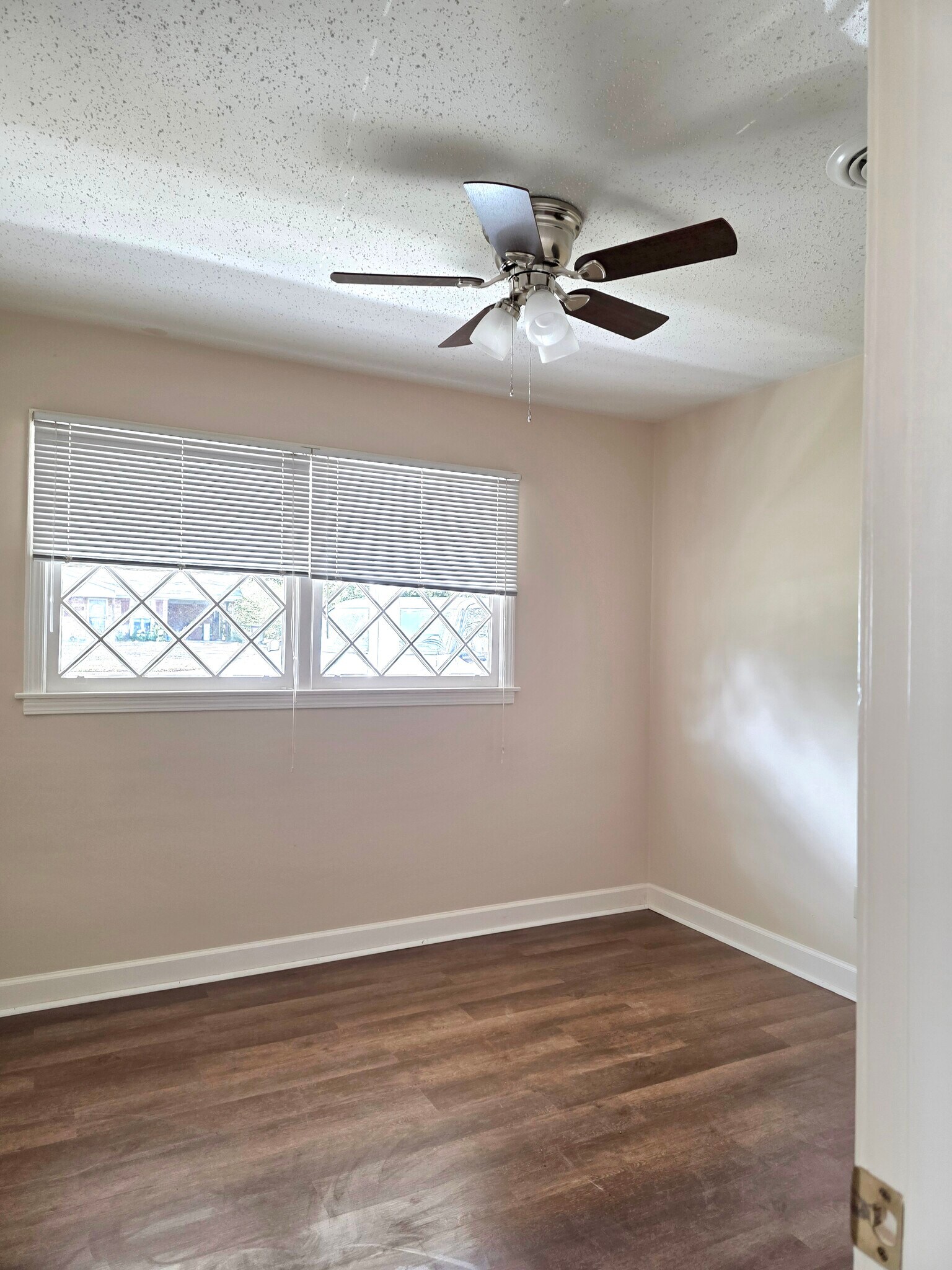 First bedroom - 651 Ynestra Dr