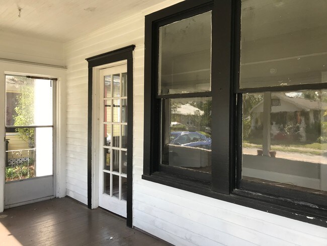 Building Photo - 842 E Lime St