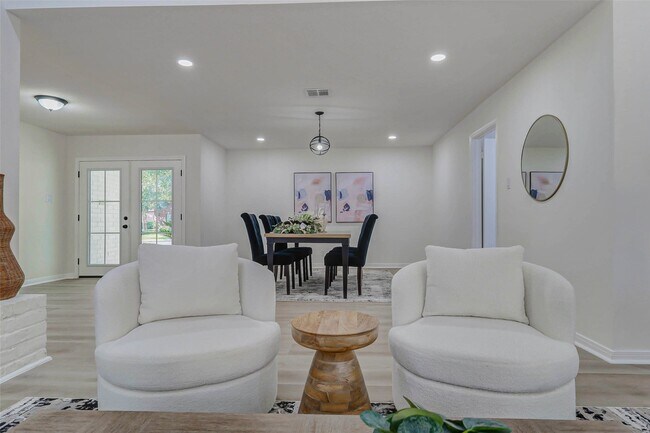 Building Photo - 10303 Chevy Chase Dr