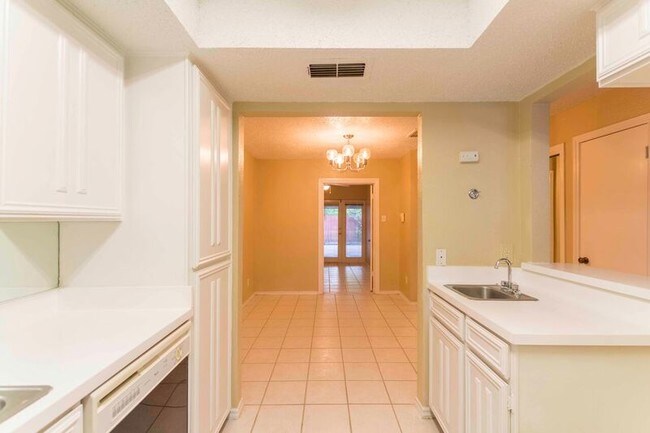 Building Photo - 817 W Rochelle Rd