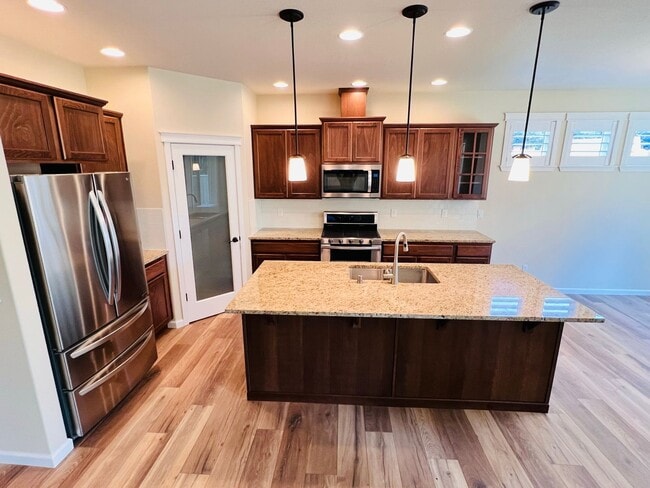 Building Photo - Stunning 5 bedroom W/Bed & Full Bath on Main Floor