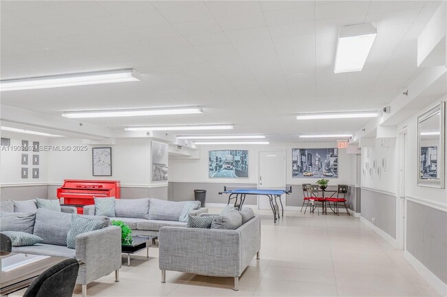 Building Photo - 100 Lincoln Rd