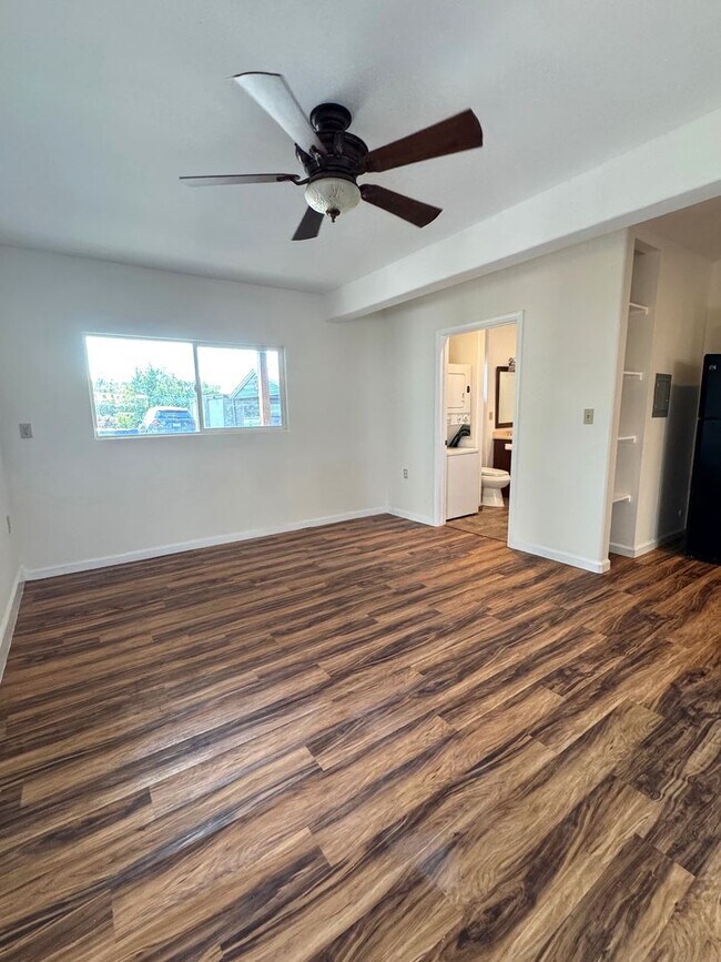 Building Photo - Country Living Close to Everything!