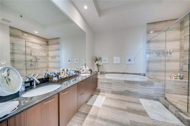 Building Photo - 15811 Collins Ave