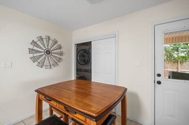 Building Photo - Southside Savannah Gem – 4BR Home in Windsor Forest with Sunroom & Patio