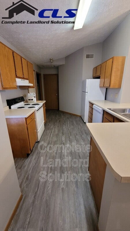 Building Photo - 554 College Ave