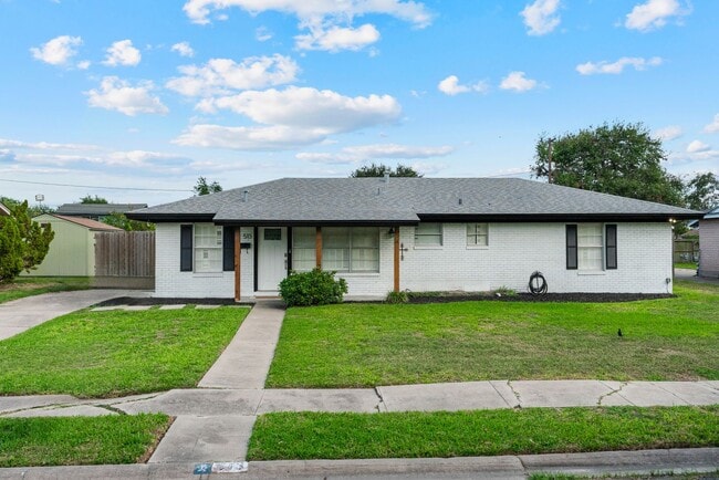 Primary Photo - Charming 3 Bedroom Home