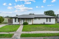 Building Photo - Charming 3 Bedroom Home
