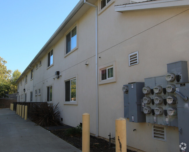 Building Photo - Fairview Court