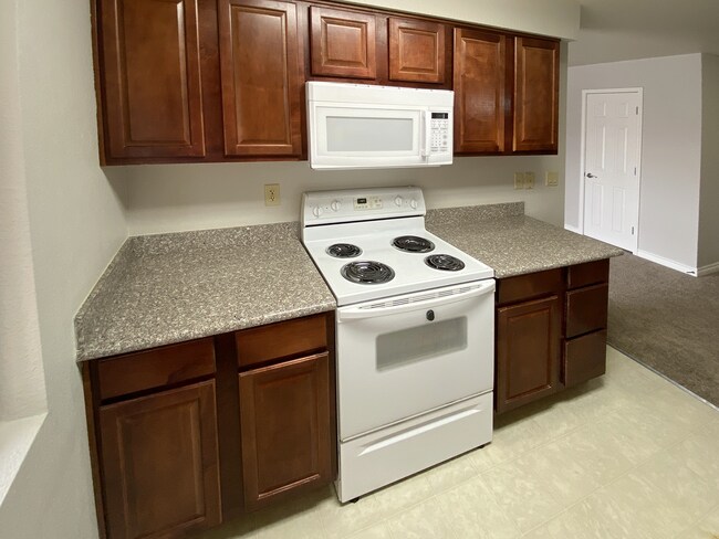 Building Photo - 1 Bedroom condo in guard gated community w...