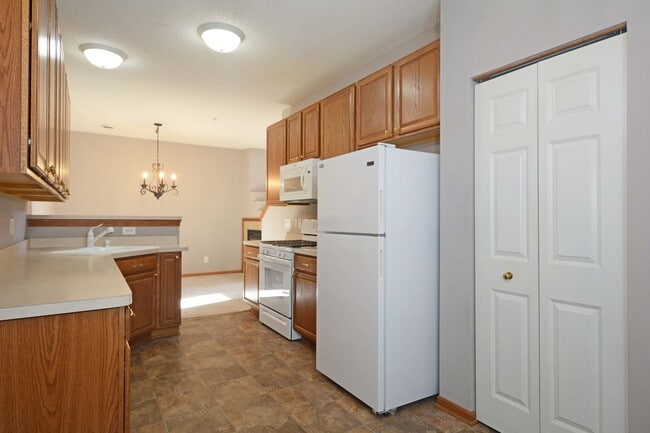 Building Photo - Beautiful 2-Bedroom 3-Bathroom Townhouse in Plymouth!