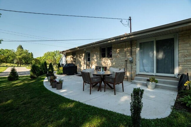 Building Photo - Updated 3 bedroom Delafield ranch