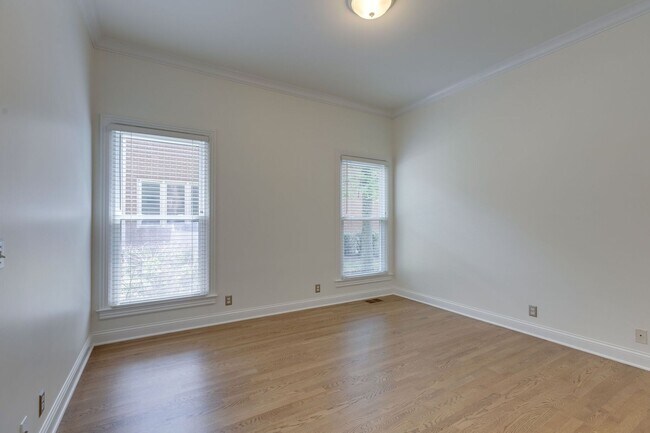 Building Photo - 4-Bed/4-Bath in Brentwood-- Walk to Kenros...