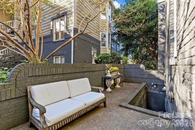 Building Photo - 609 Queens Rd