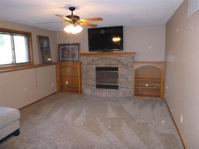 Building Photo - 4Bdrm-3bath Split NW Rochester