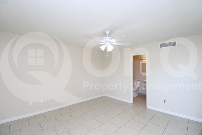 Building Photo - 928 E Diamond Dr