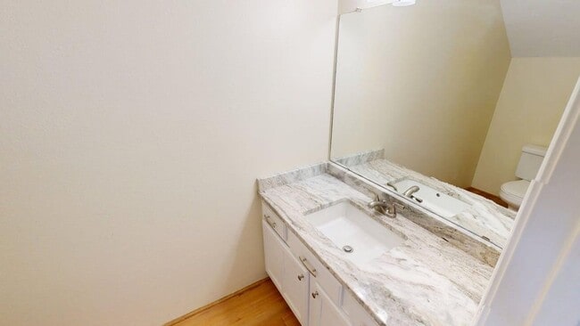 Building Photo - Large Centrally located townhome