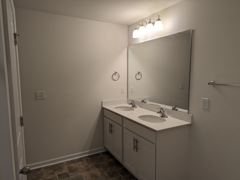 Building Photo - Room in Townhome on Guildford Hill Ln