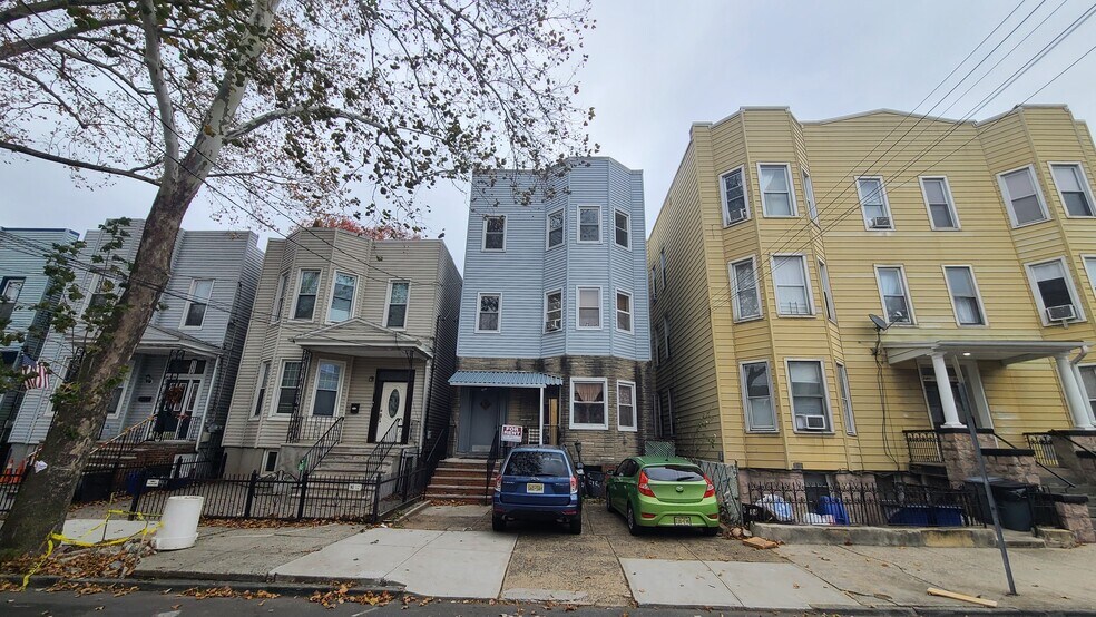 Building Photo - 242 Bowers St