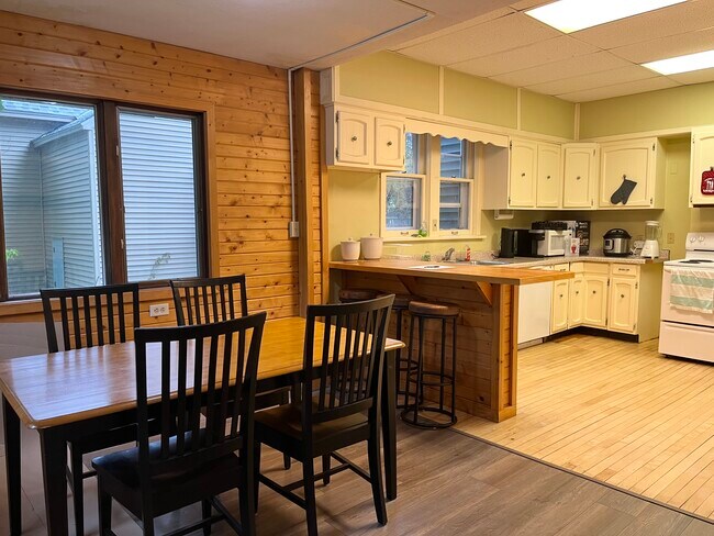 Building Photo - 1215 7th St E