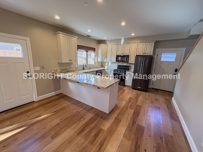 Building Photo - AVAILABLE NOW - Spacious Home Close to Downtown Paso Robles - 3 Bed / 2.5 Bath