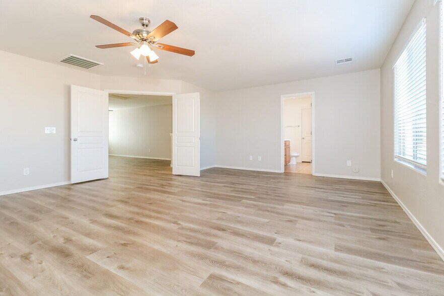 Building Photo - 28779 N Spur Dr