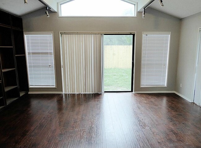 Building Photo - 4406 Kinloch Dr