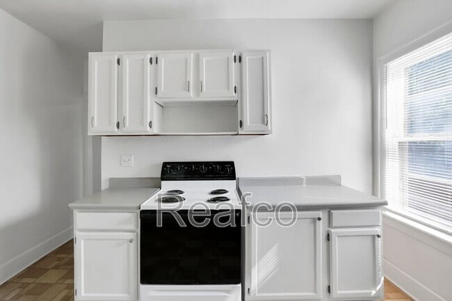 Building Photo - 463 Reinhard Ave