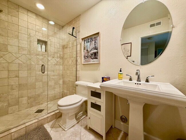 Building Photo - 240 Santa Barbara Cir