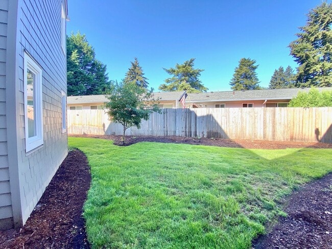 Building Photo - Charming Lake Oswego Unit in Oswego Bay Co...